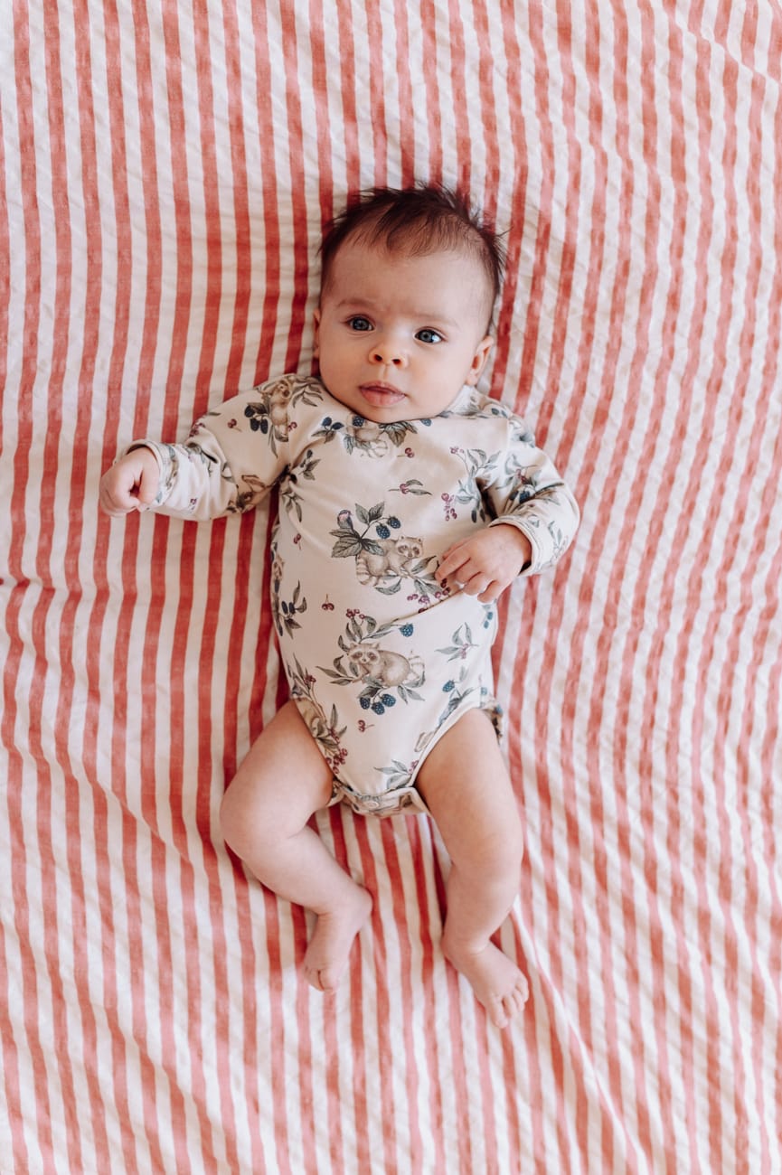 Niemowlak leżący na łóżku sesja niemowlęca w domu Trójmiasto
