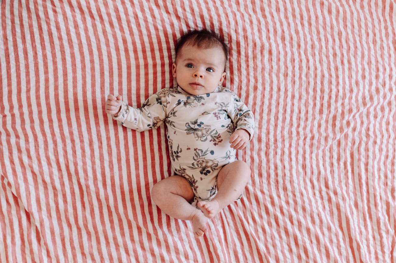 Dziewczynka leżąca na łóżku sesja niemowlęca lifestyle Gdańsk