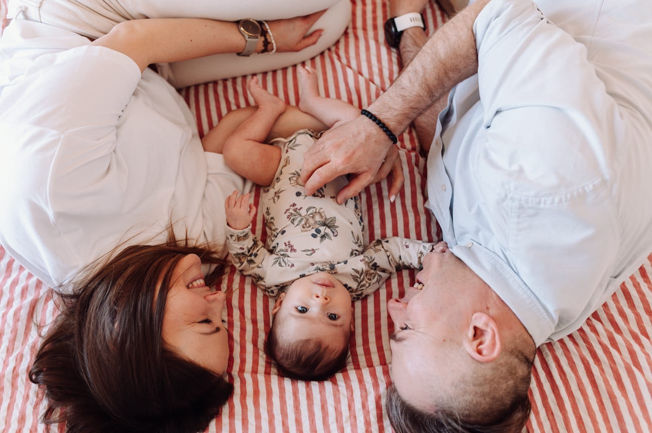 Niemowlak w domowym zaciszu  z rodzicami— lifestyle sesja Gdańsk