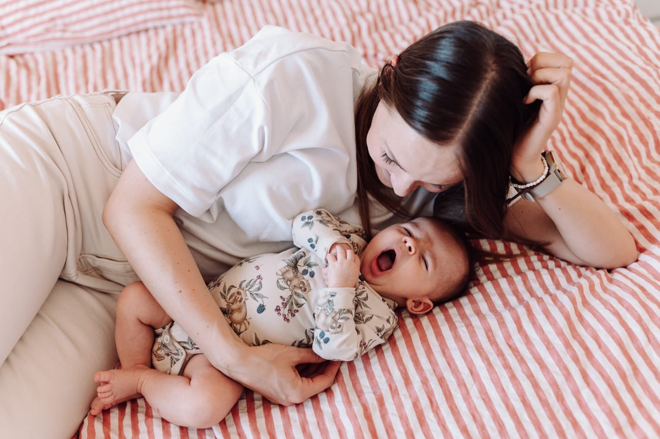 Mama z ziewającym niemowlakiem sesja rodzinna Trójmiasto