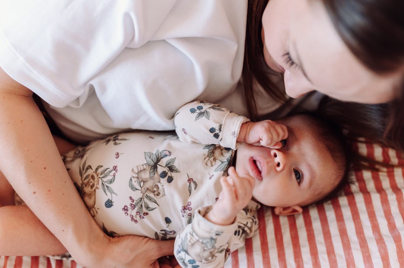 Zmęczone niemowle w ramionach mamy - sesja niemowlęca lifestyle Gdańsk