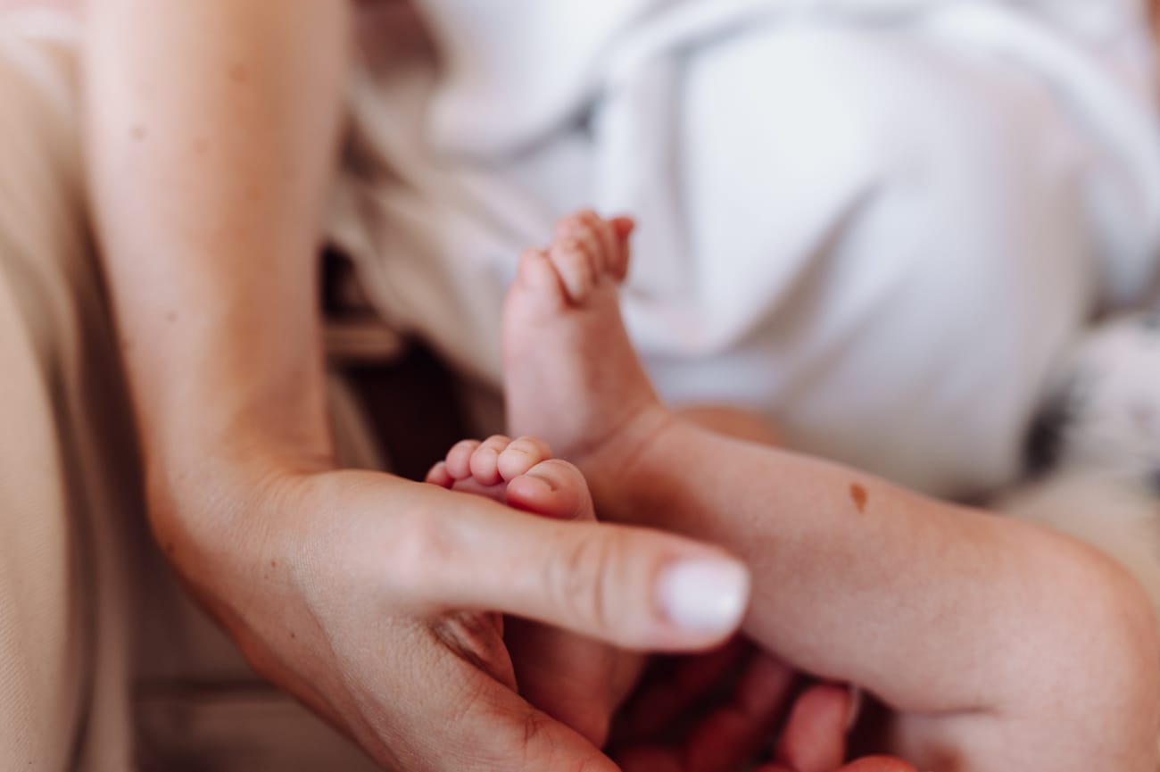 Stópki niemowlaka sesja lifestyle w domy Gdańsk