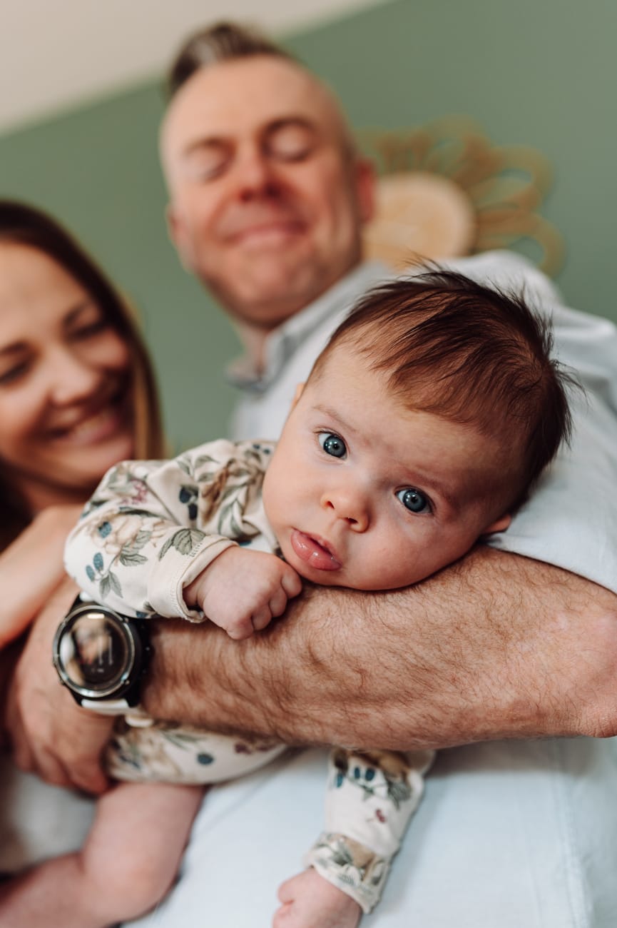 Niemowlak zerka w stronę obiektywu naturalne zdjęcia niemowlaka w domu Trójmiasto