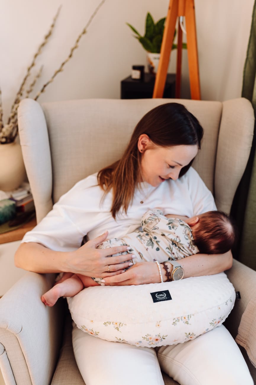 Niemowle karmione piersią - naturalne zdjęcia niemowlaka w domu Trójmiasto