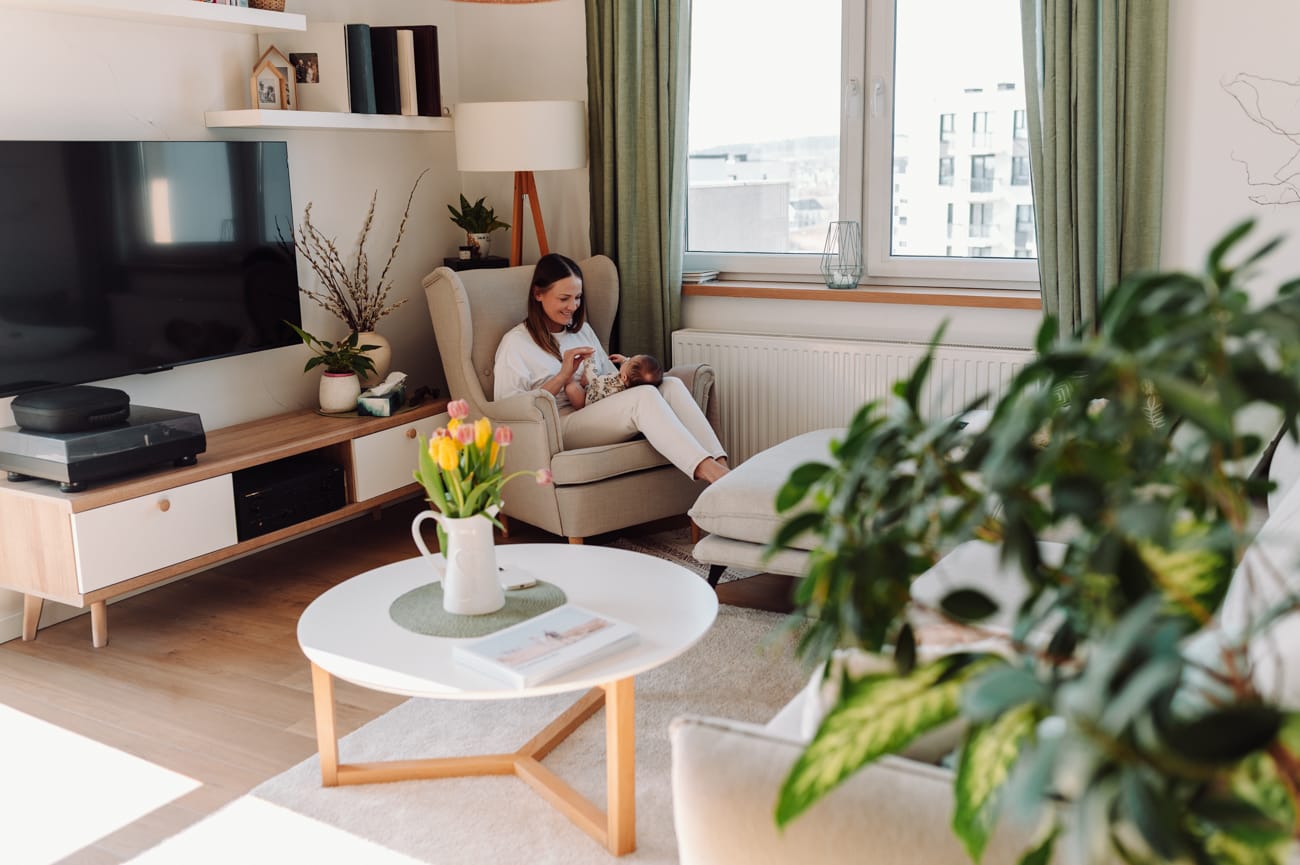 Mama z niemowlakiem w salonie -  domowa sesja niemowlęca Gdańsk