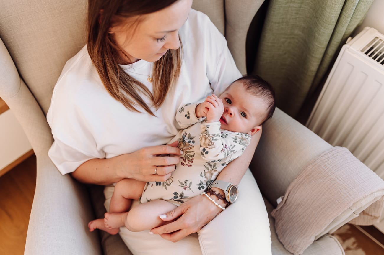 Niemowle na kolanach u mamy - naturalne zdjęcia niemowlaka w domu Gdańsk