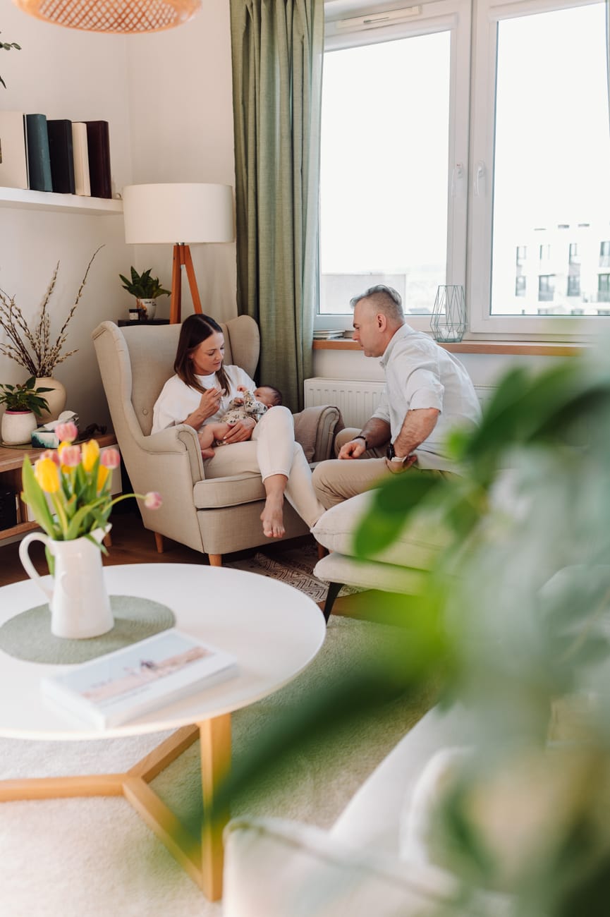 Rodzice z córeczką w słonecznym salonie lifestyle sesja niemowlęca Trójmiasto