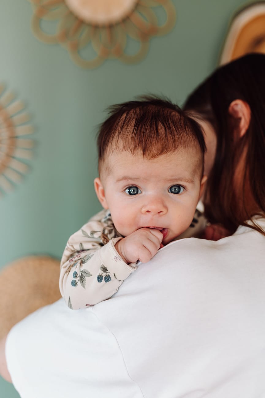 Niemowle na ramieniu mamy niemowlęca sesja lifestyle Trójmiasto