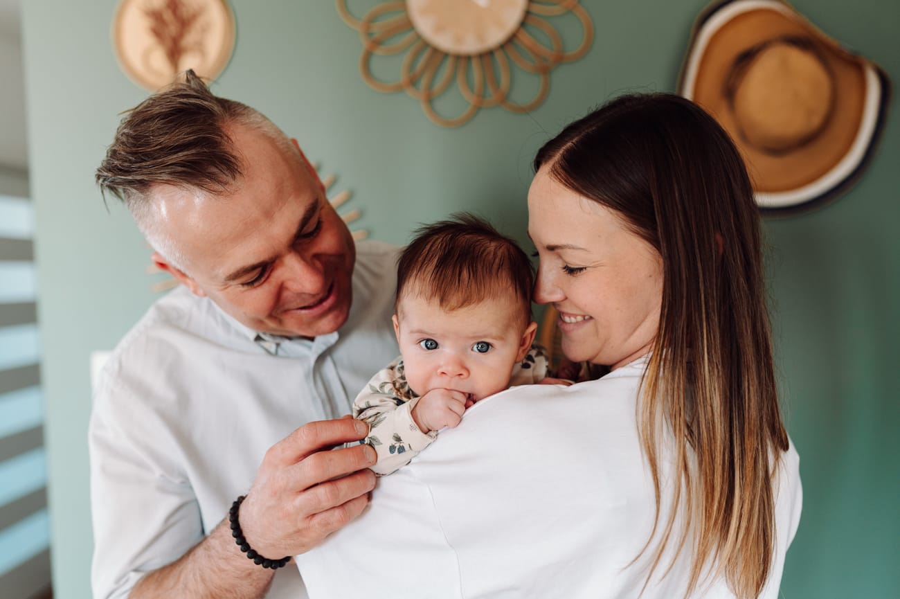 Mama i tata z córeczką na rękach — sesja niemowlęca Gdańsk