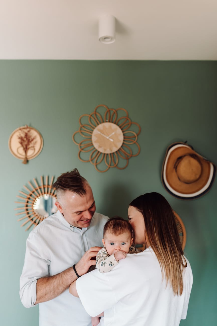 Rodzice z niemowlakiem na tle boho ściany naturalna fotografia rodzinna Gdańsk