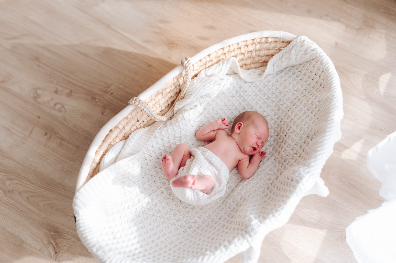 Noworodek w koszu mojżesza sesja lifestyle Gdynia