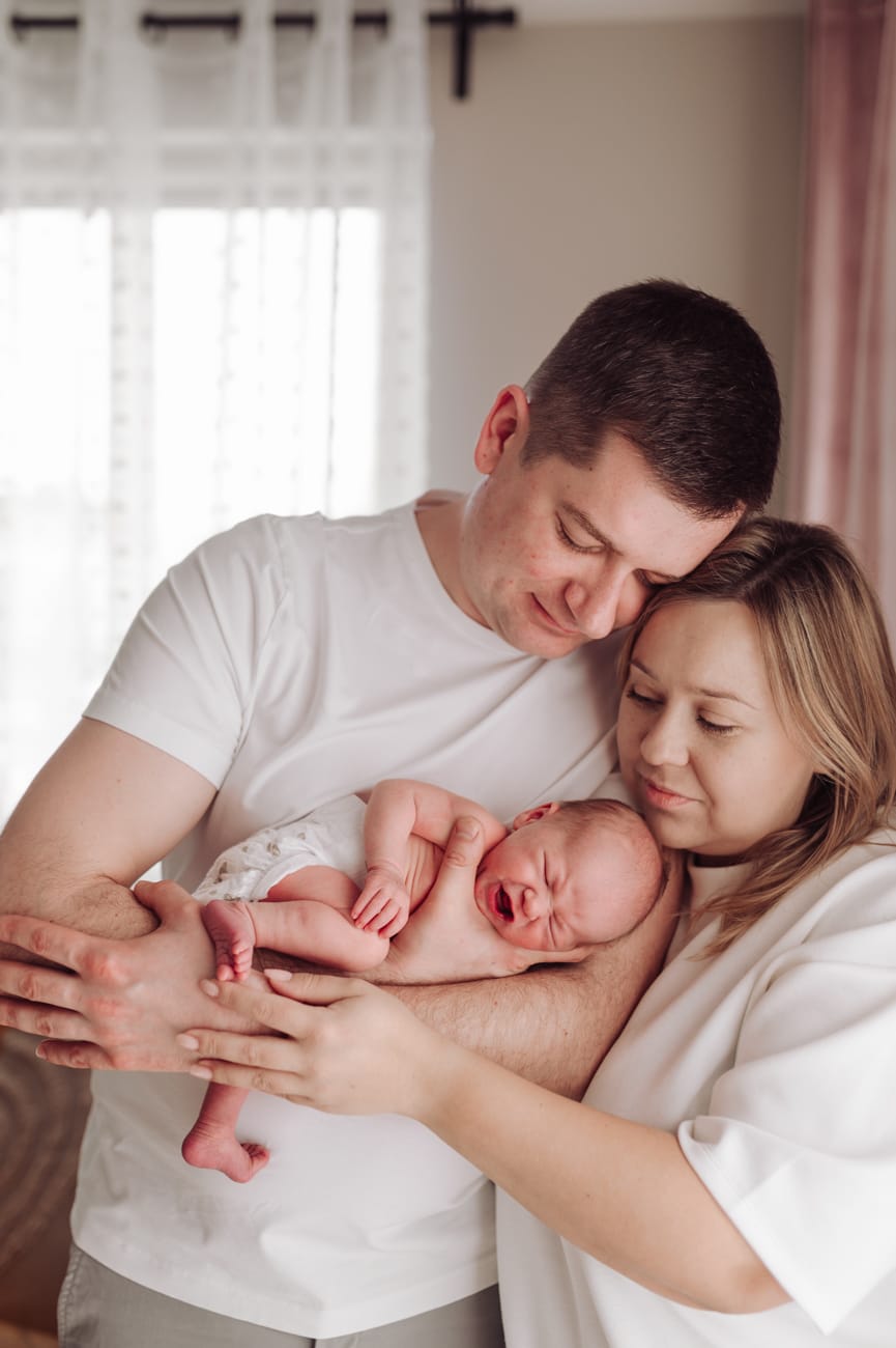 Mama przytula noworodka sesja noworodkowa w domu Gdynia