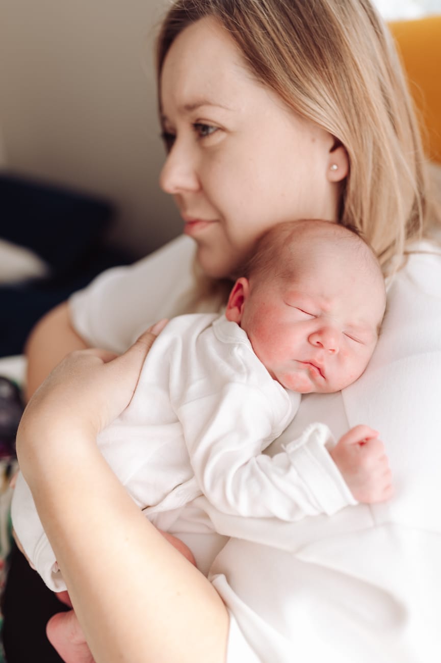Mama tuli noworodka sesja noworodkowa w domu Gdynia