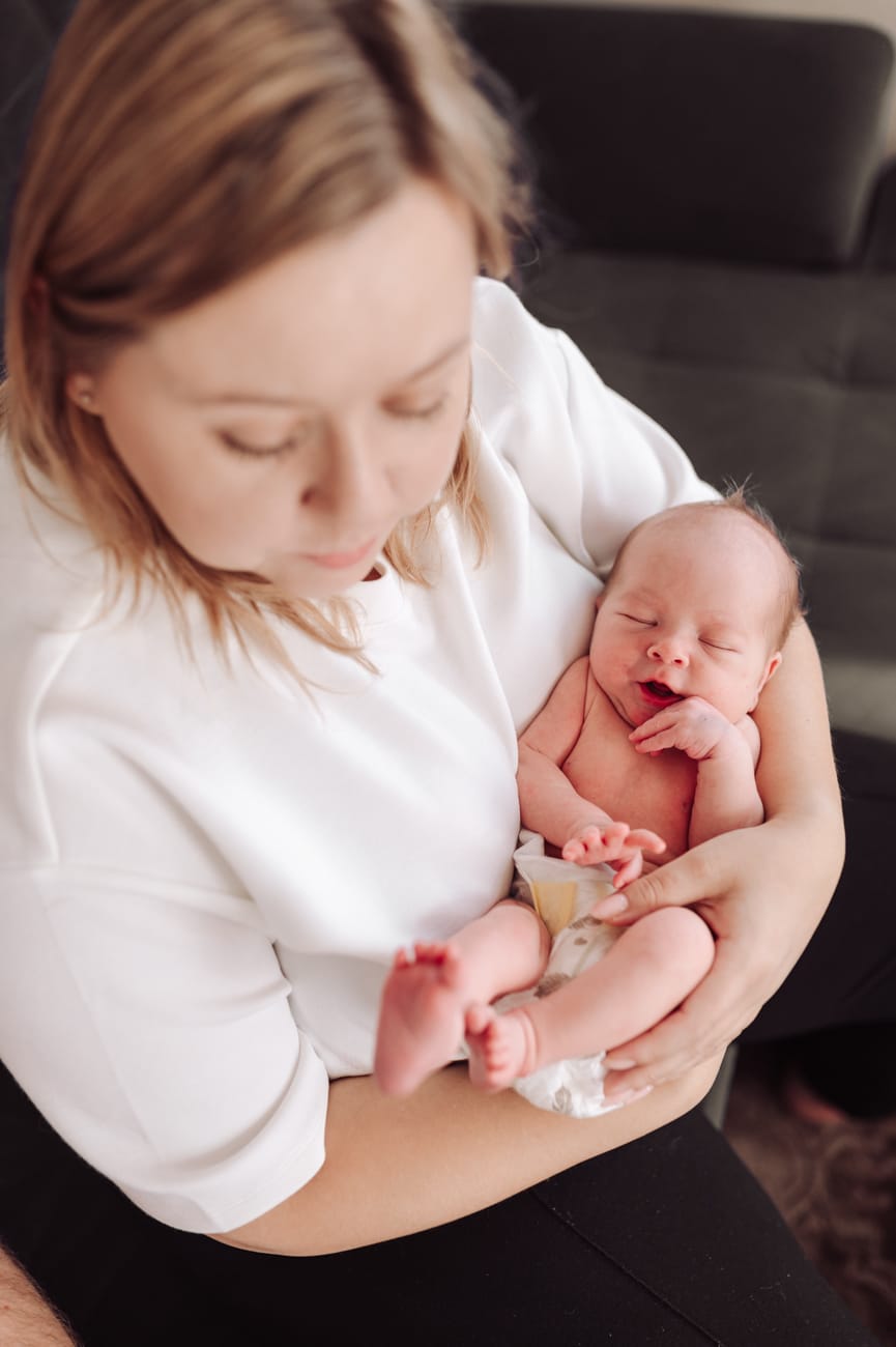 Mama z noworodkiem sesja noworodkowa lifestyle Gdynia