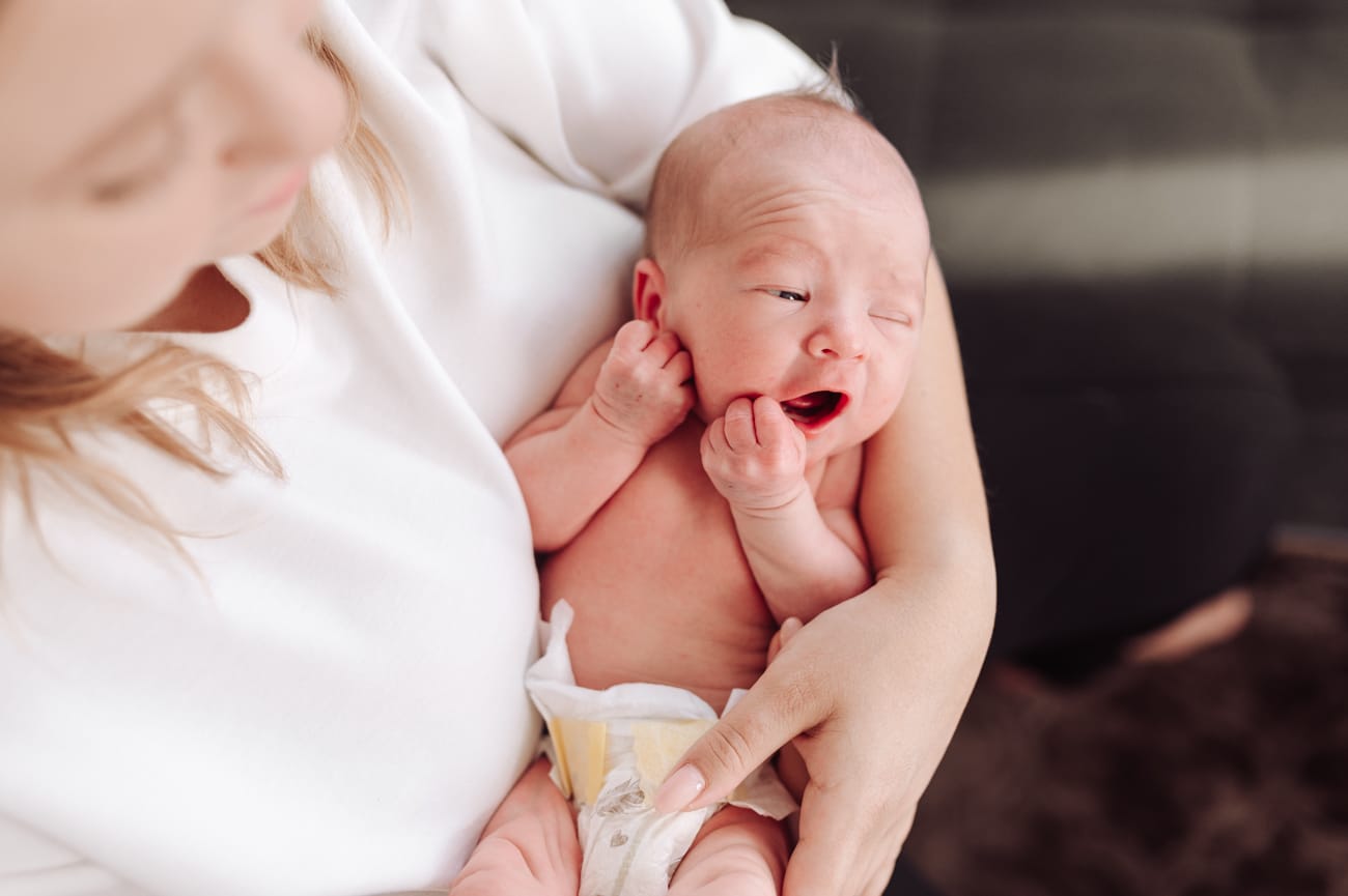 Noworodek portret zbliżenie sesja w domu Gdynia
