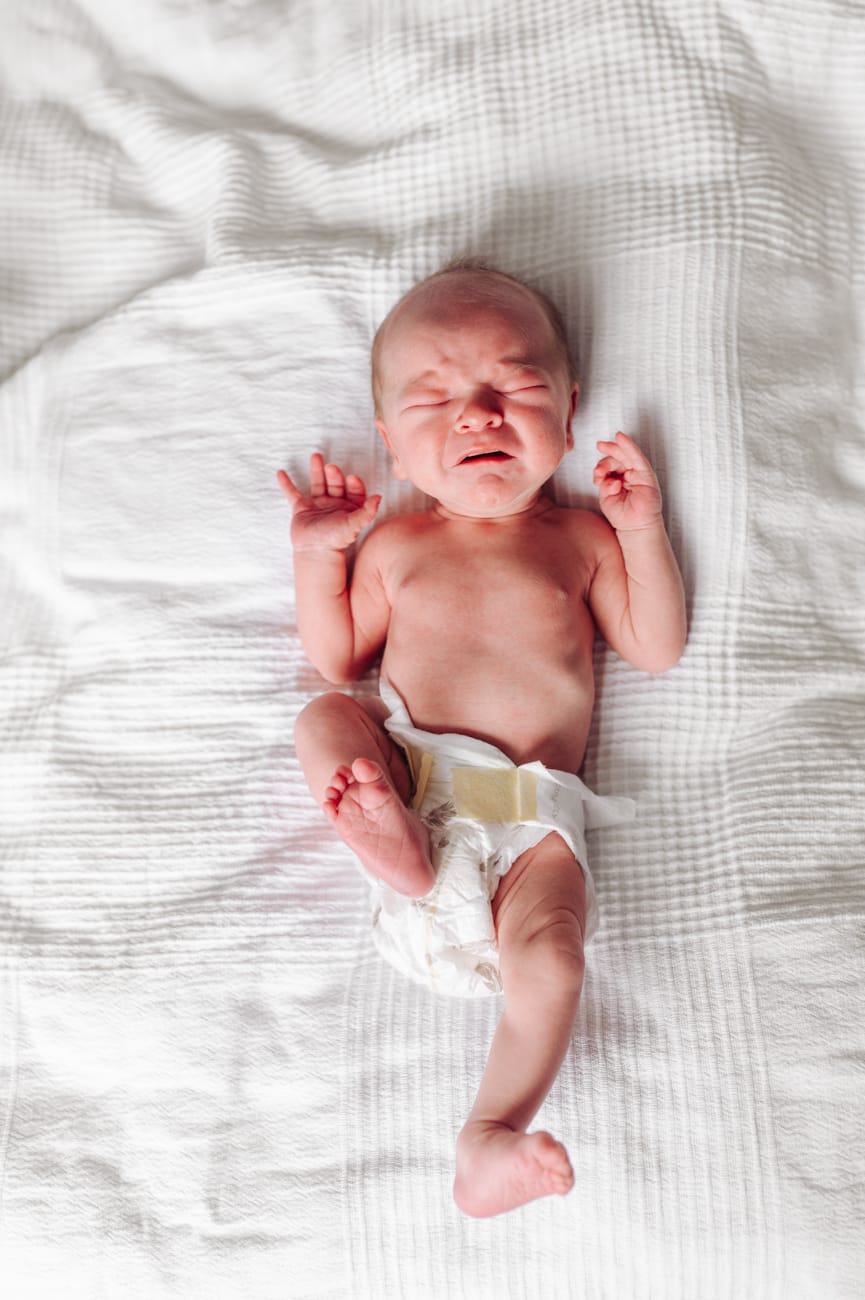 Prężący się noworodek sesja noworodkowa lifestyle w domu 