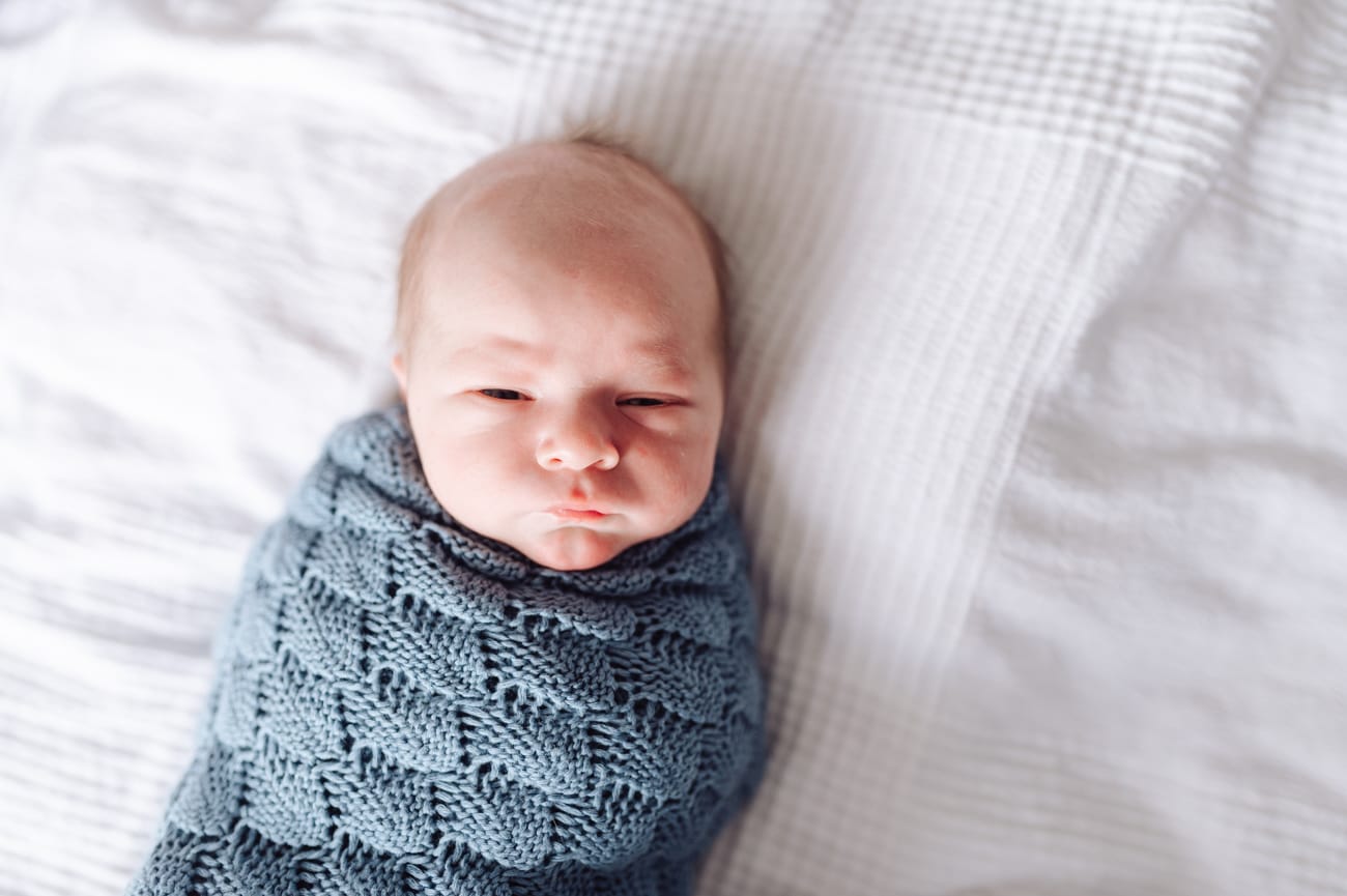 Noworodek na kocu detal sesja noworodkowa w domu