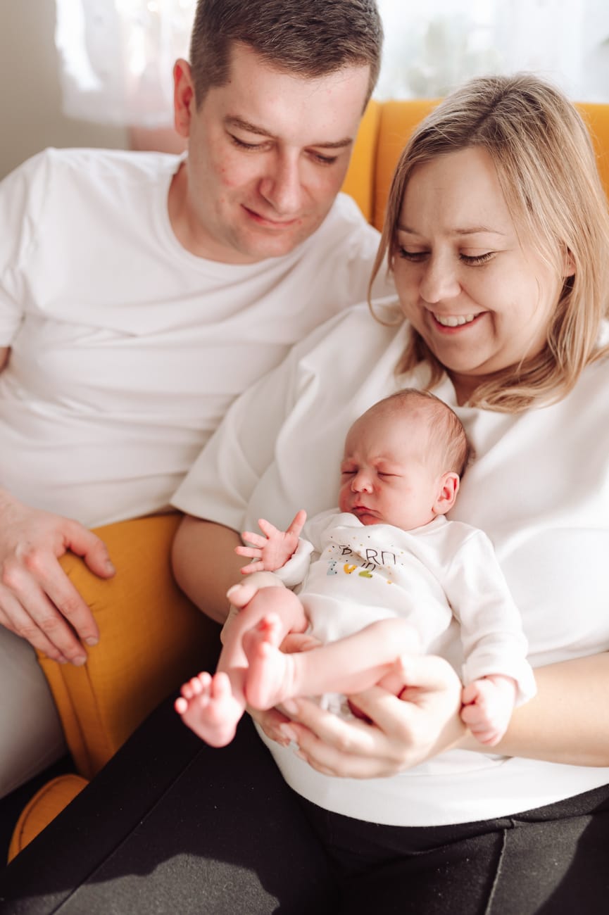 Mama z noworodkiem na rękach sesja w domu Gdynia