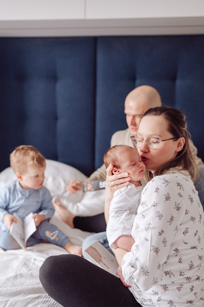 Rodzinny kadr wRodzina w sypialni sesja z noworodkiem w domu
sypialni