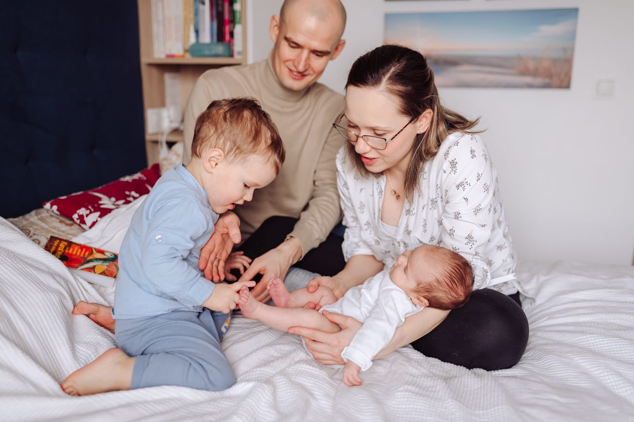Rodzina z niemowlęciem sesja rodzinna w domu Gdynia
