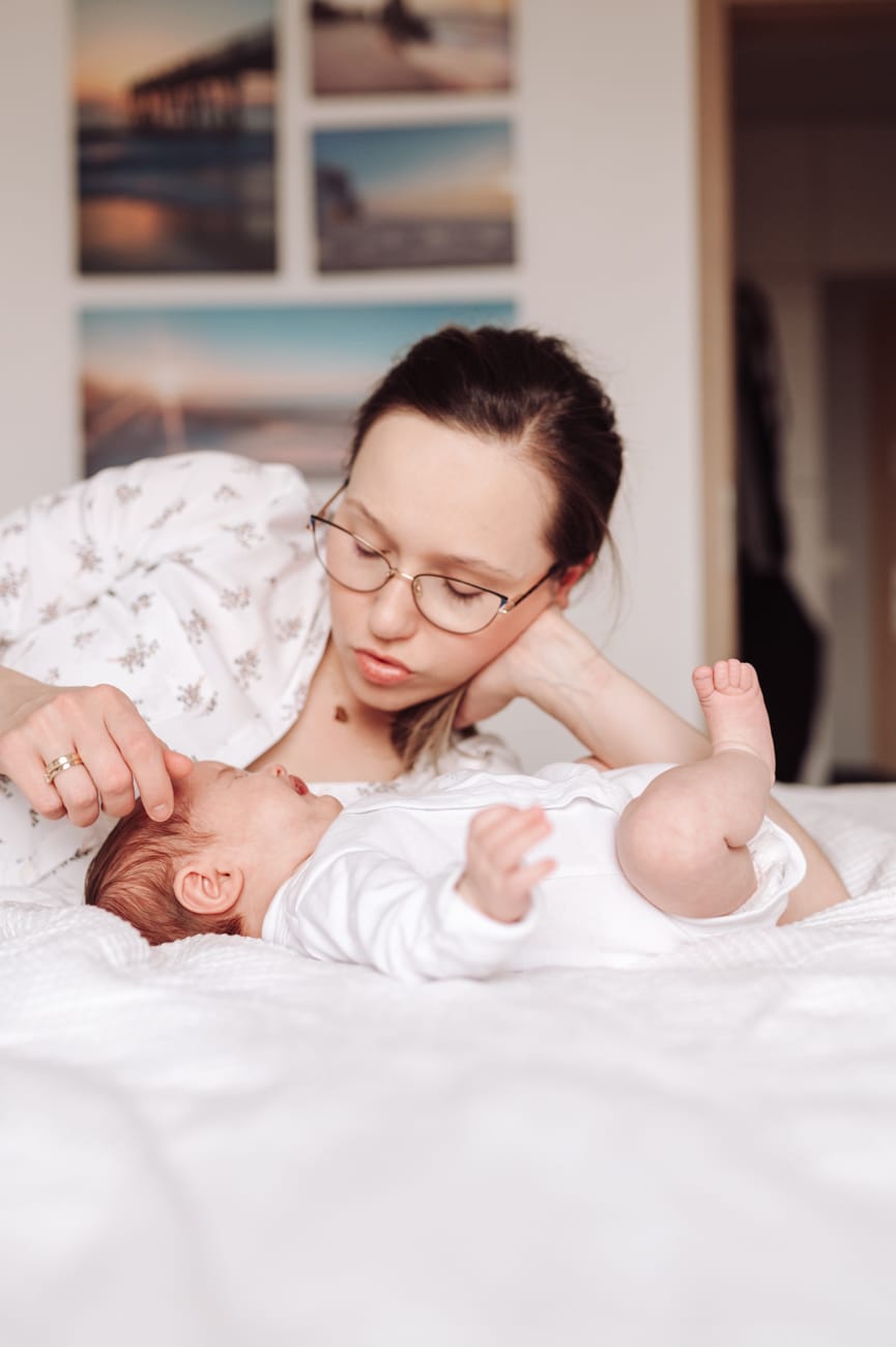 Mama z noworodkiem sesja rodzinna w domu Gdynia