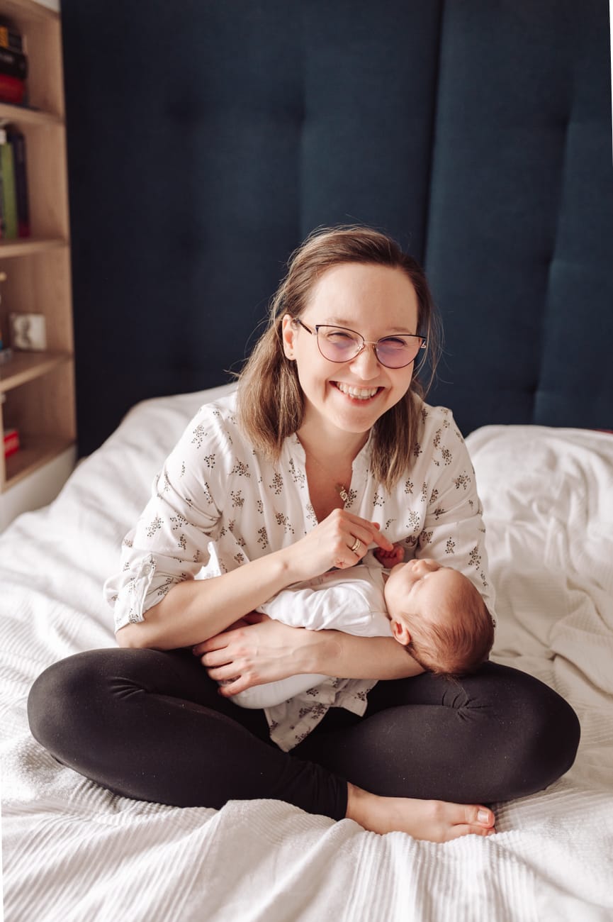 Mama karmi piersią noworodka sesja w domu Gdynia