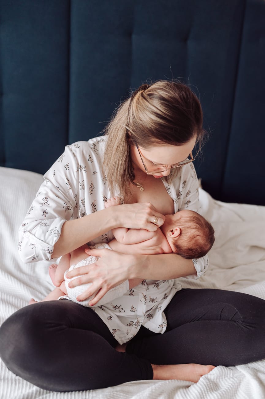 Mama karmi piersią sesja z noworodkiem w domu