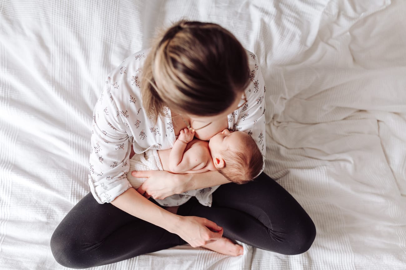 Mama karmi piersią sesja rodzinna w domu Gdynia