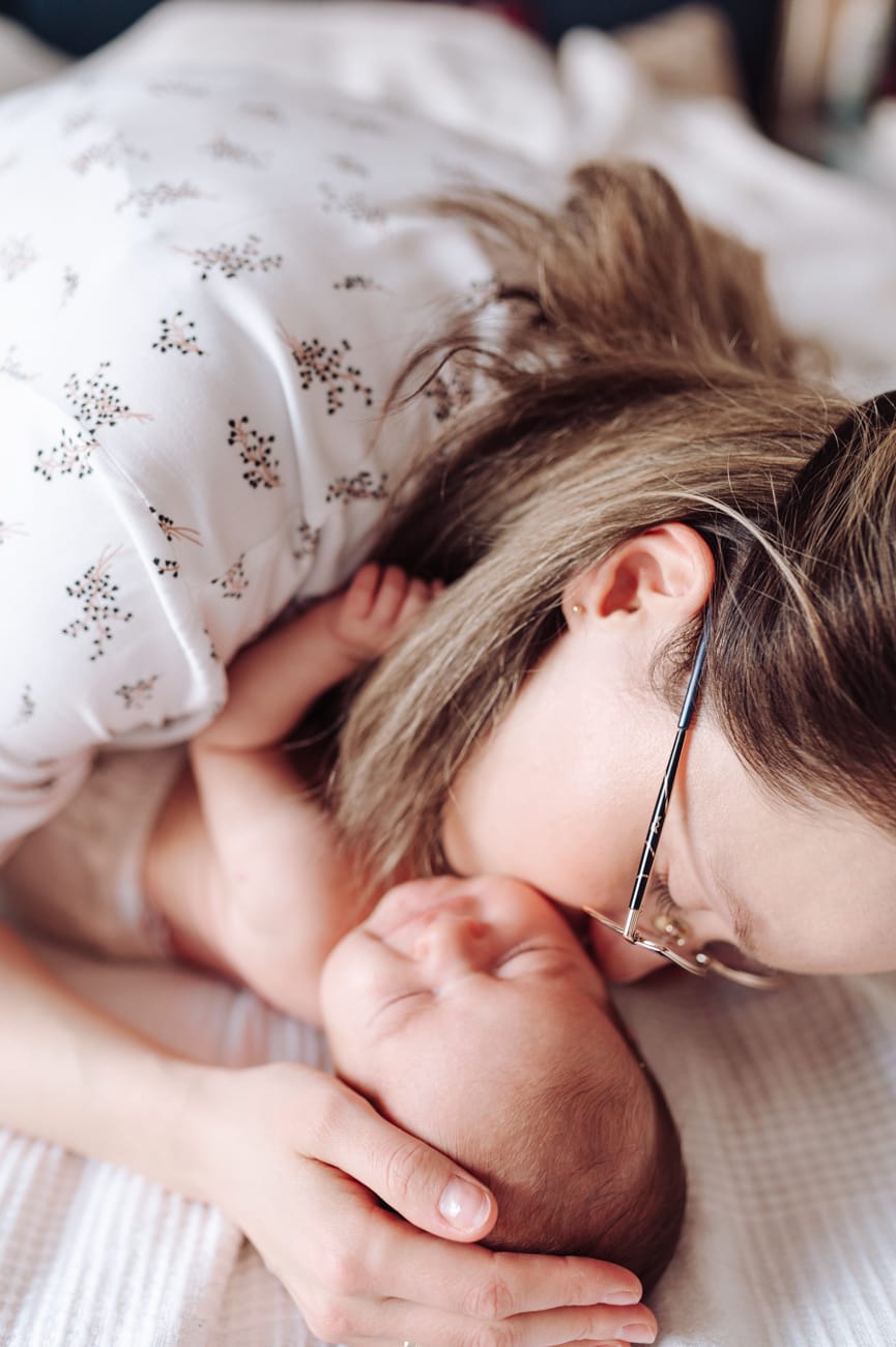 Mama całuje noworodka czuły kadr sesja Gdynia