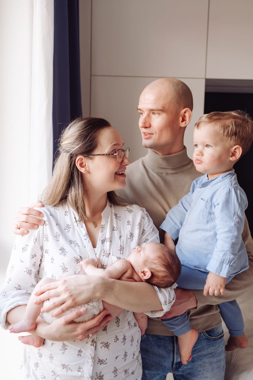 Portret rodzinny sesja z noworodkiem w domu Gdynia