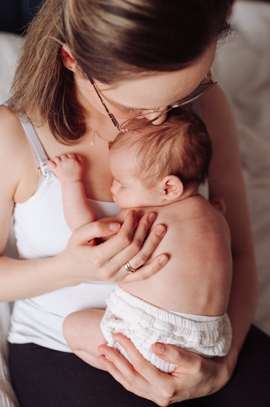 Noworodek śpi sesja rodzinna w domu Gdynia