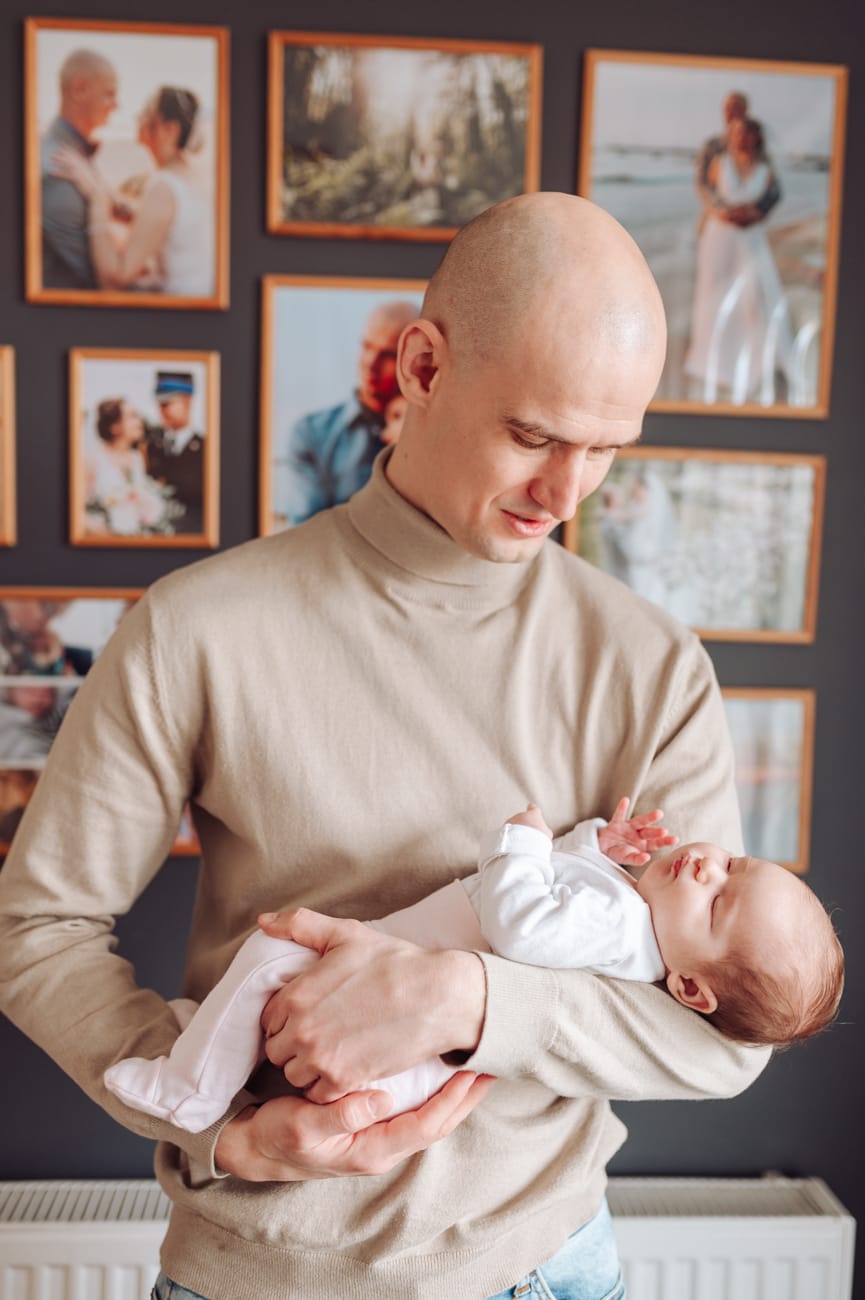 Tata tuli noworodka galeria zdjęć w tle sesja