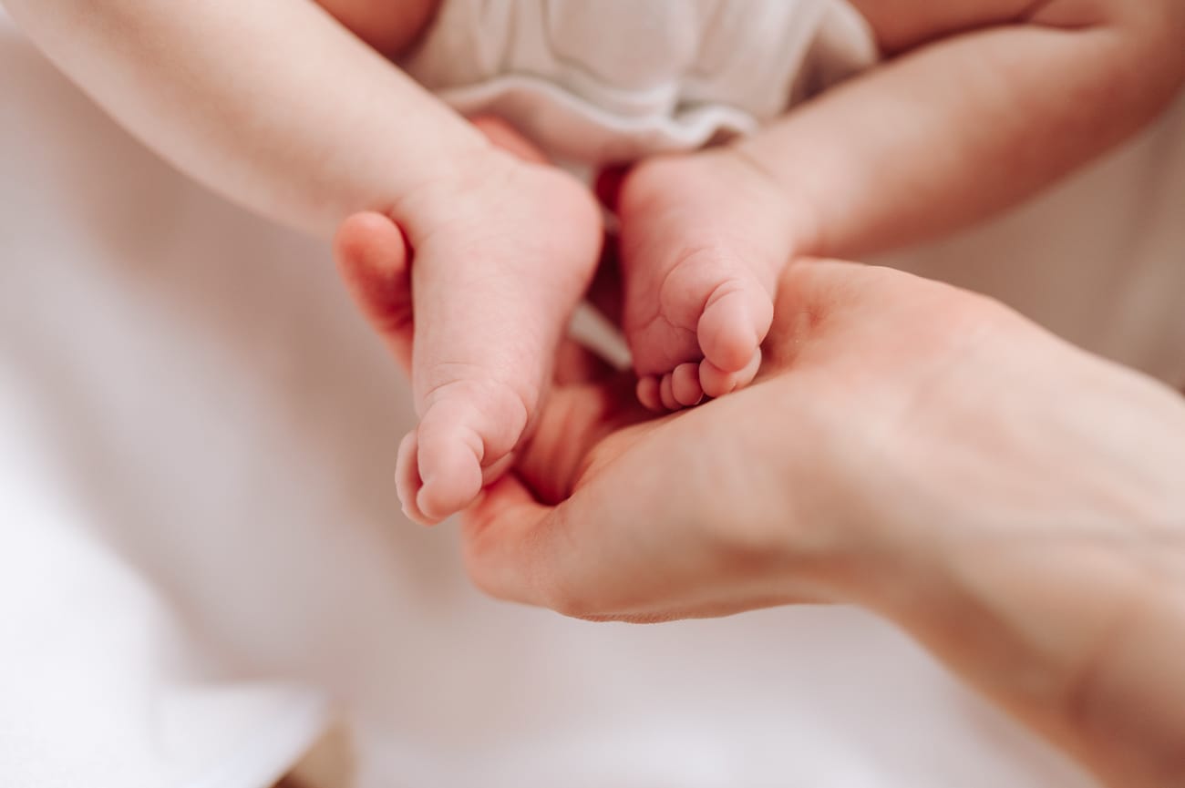 Stópki noworodka w dłoniach mamy sesja Gdynia