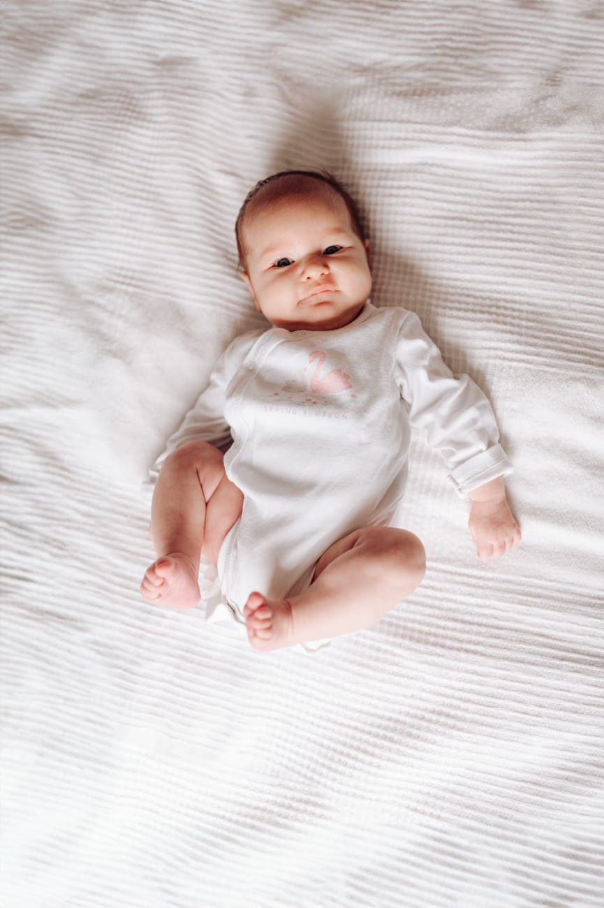 Niemowlę na łóżku sesja rodzinna w domu Gdynia
