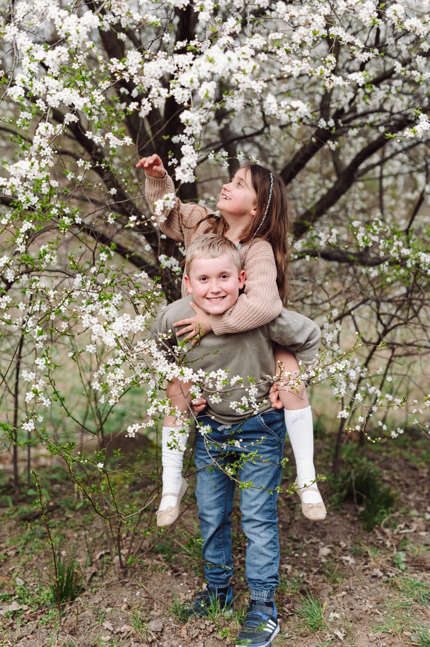 Brat i siostra wiosenny kadr sesja dziecięca Gdynia