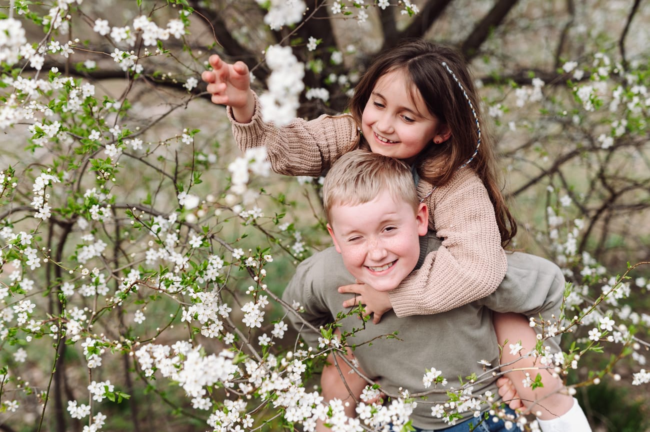 Portret rodzeństwa kwitnące drzewa sesja dziecięca Gdynia