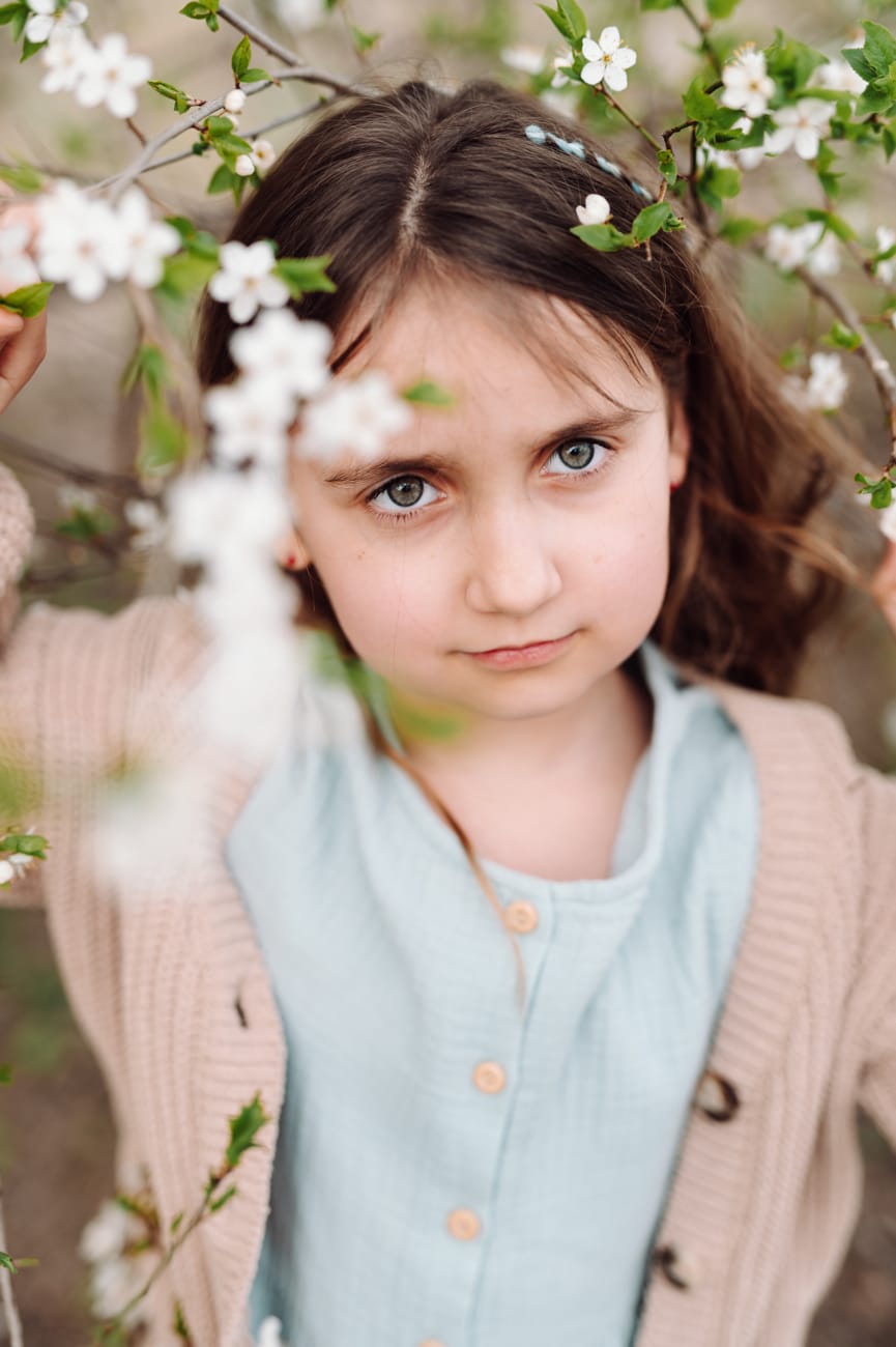 Portret dziewczynki w kwitnących drzewkach Gdynia