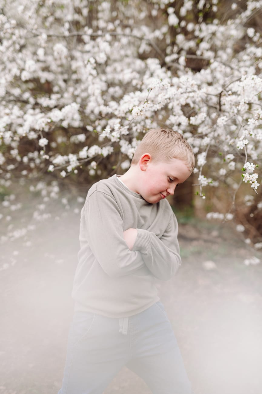 Portret dziecka kwitnące drzewa sesja dziecięca Gdynia