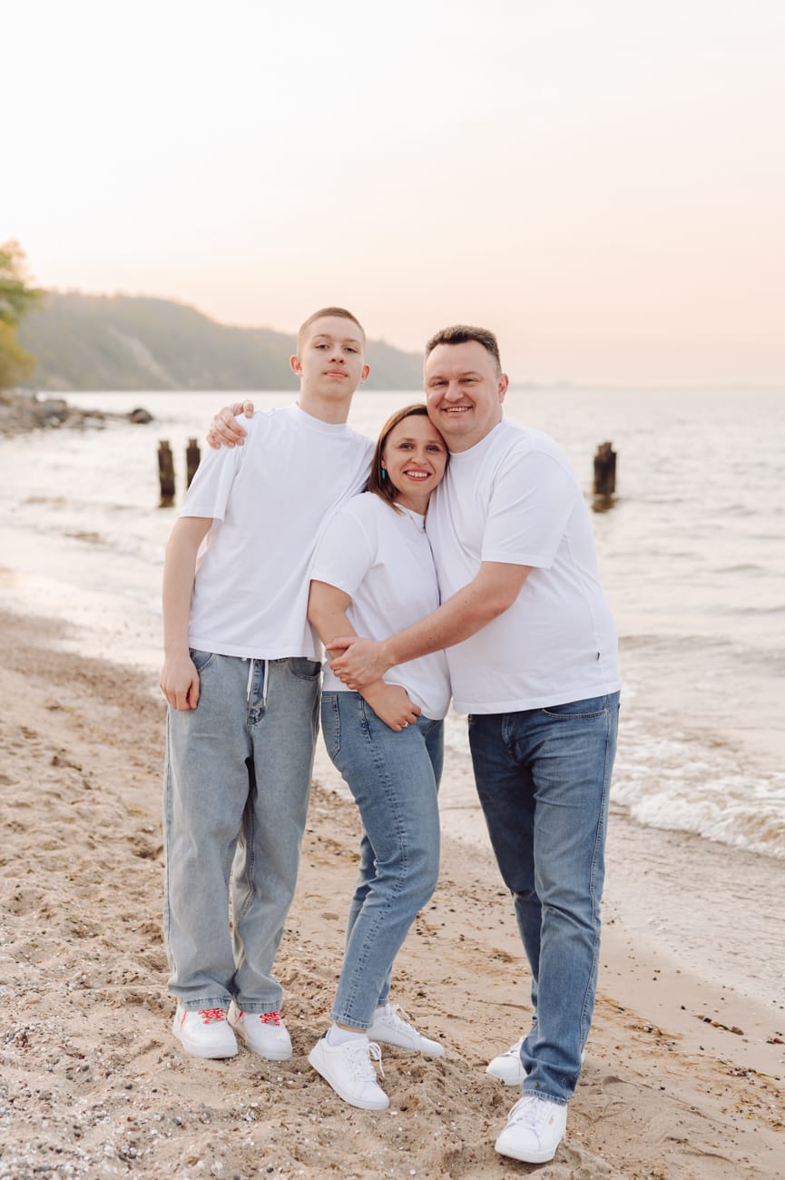 Rodzice z nastoletnim synem portret sesja Gdynia