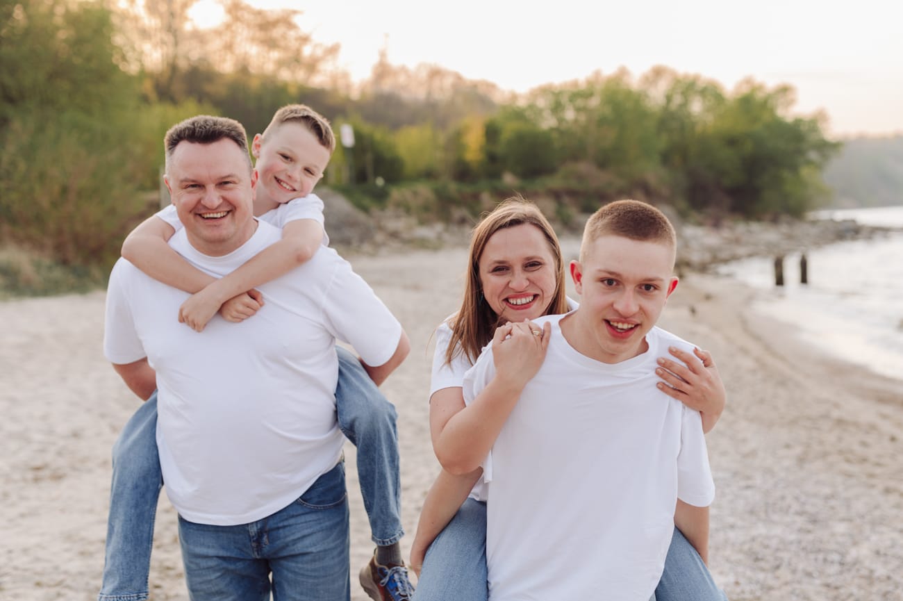 Rodzinne wygłupy na plaży sesja z nastolatkami