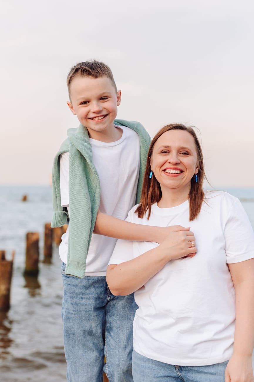 Mama z synem portret sesja rodzinna plaża Gdynia