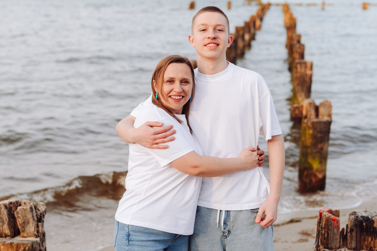 Mama przytula nastoletniego syna sesja rodzinna Gdynia