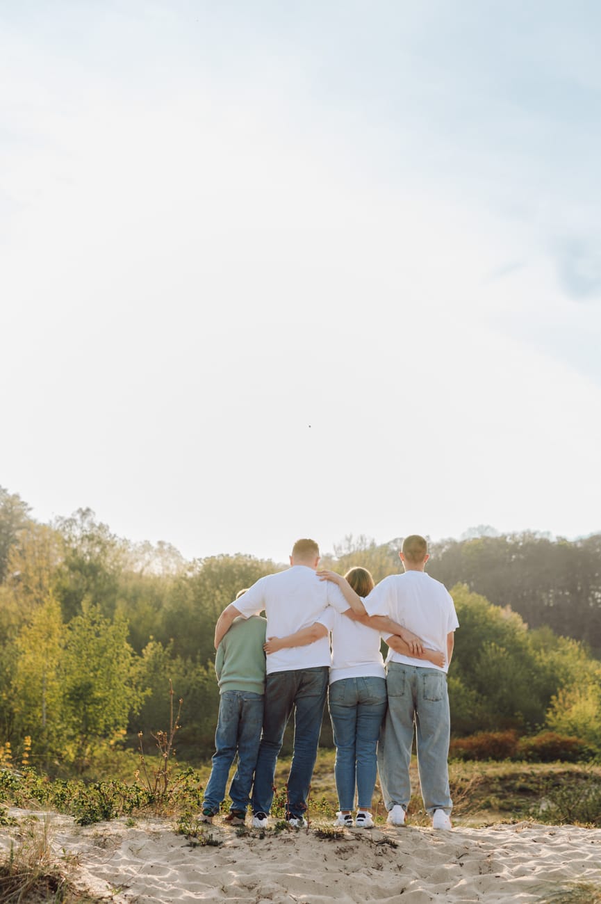 Rodzina patrzy na zachód słońca plaża Gdynia