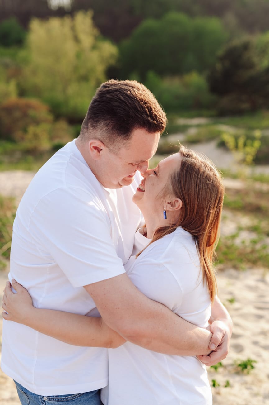 Rodzice przytuleni sesja rodzinna nad morzem Gdynia