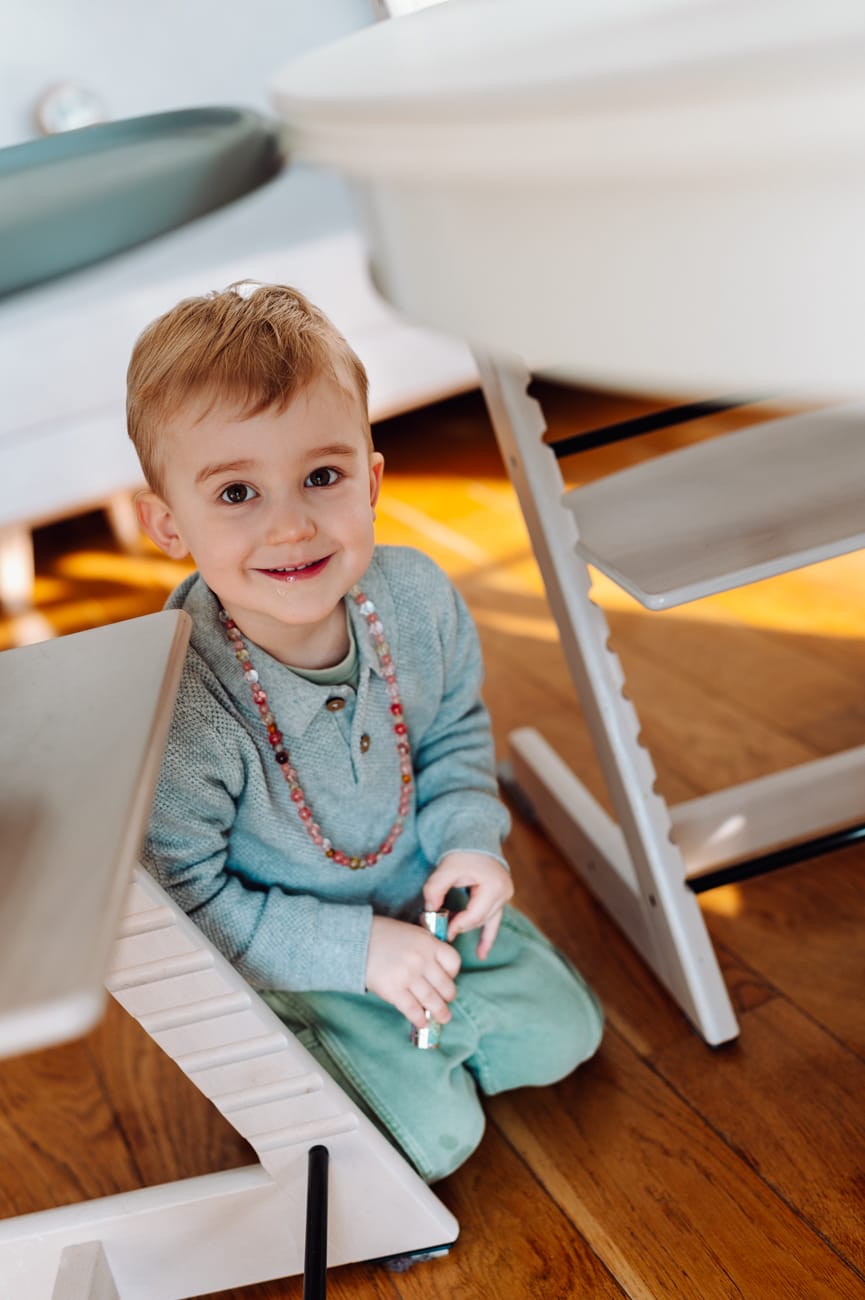 Chłopiec chowa się między krzesłami sesja rodzinna Sopot