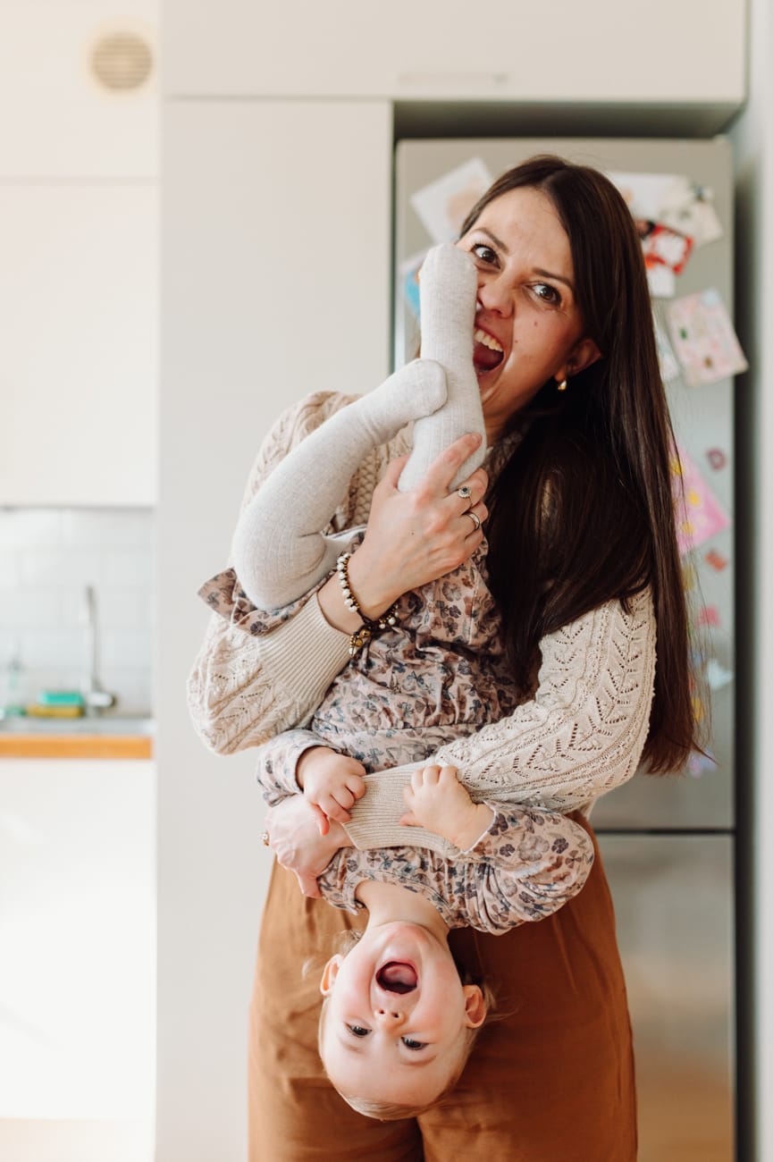 Mama bawi się z córką sesja rodzinna Sopot