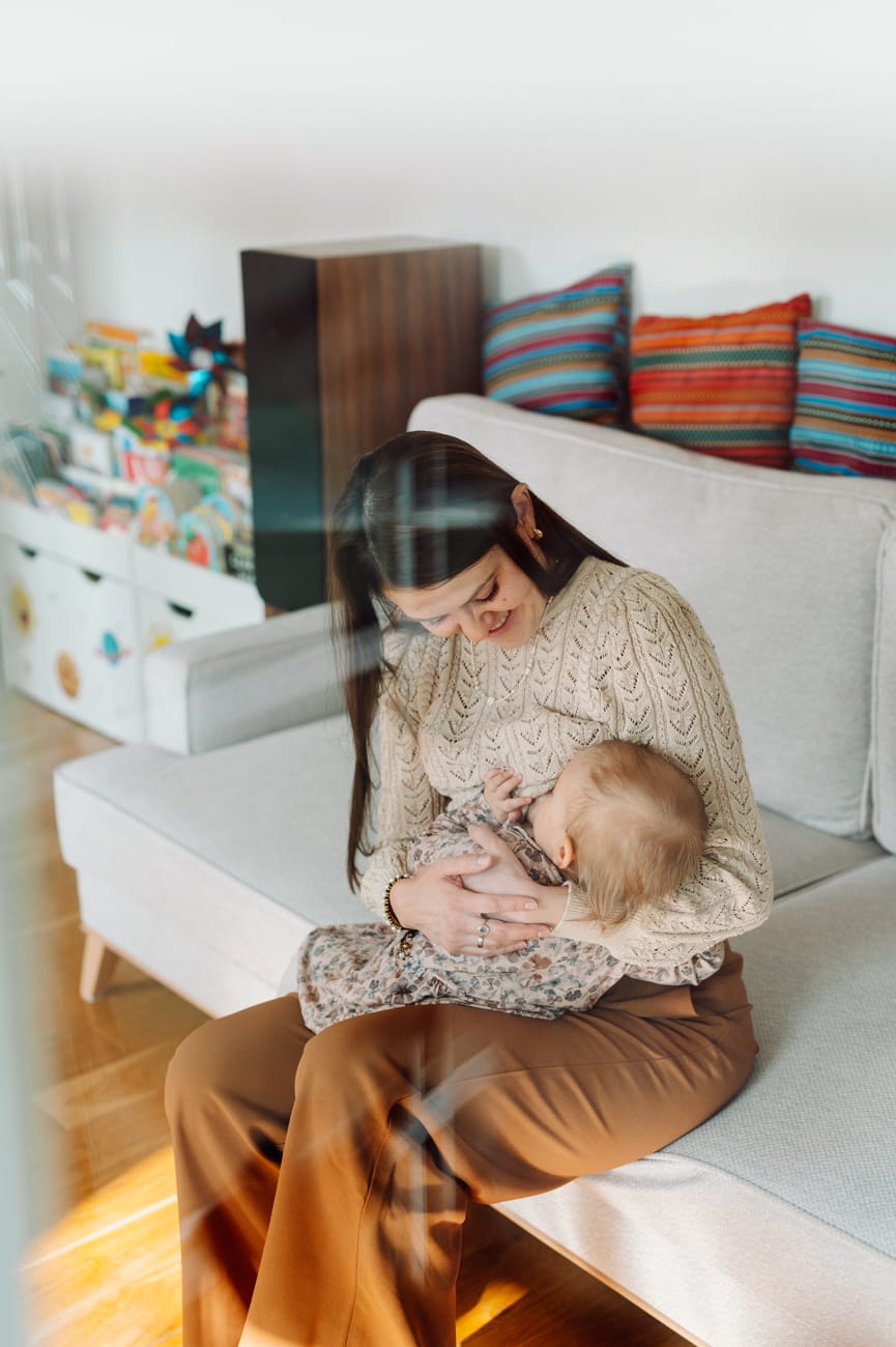 Karmienie piersią w domu sesja rodzinna Sopot