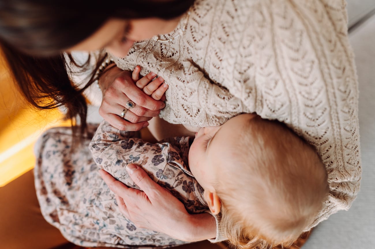 Mama karmi piersią sesja rodzinna w domu Sopot