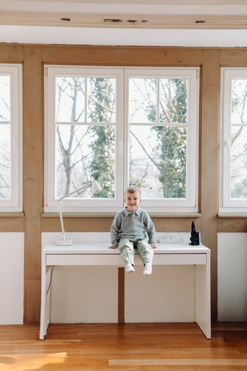 Chłopiec na sopockiej werandzie sesja rodzinna