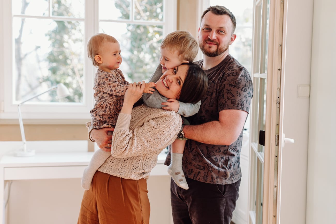 Śmiejące się dzieci sesja rodzinna w domu Sopot